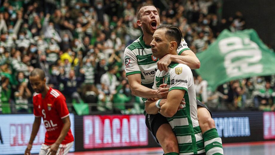 Cavinato abraça Cardinal após o primeiro golo  dos leões