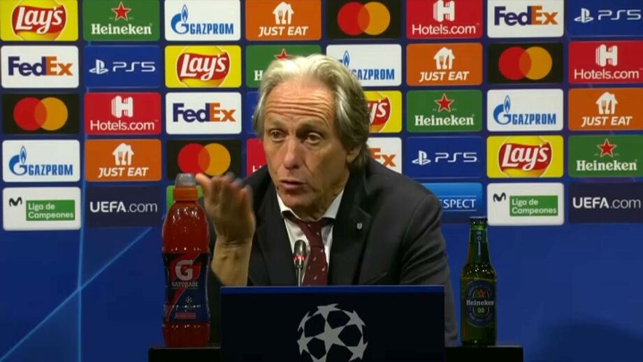 O treinador do Benfica exemplificou, em conferência de imprensa, reação que teve quando o suíço falhou o golo