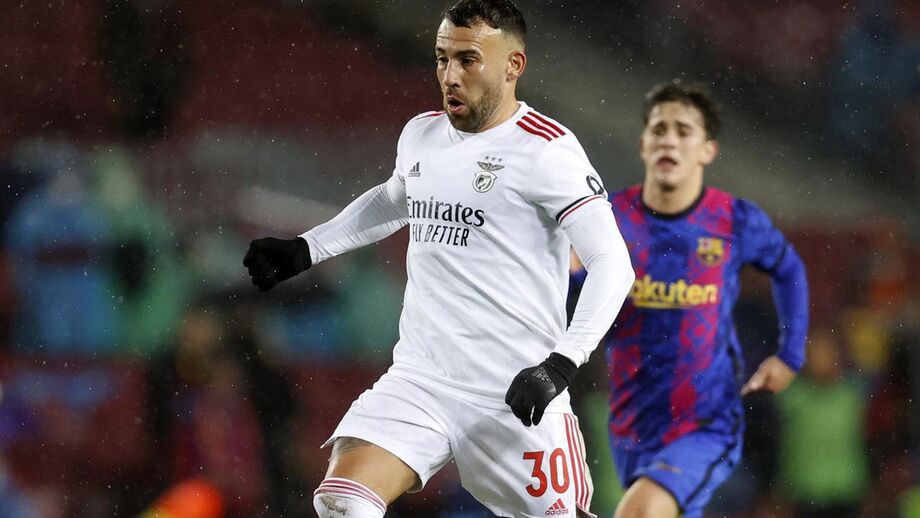 O treinador das águias assume que o argentino organiza melhor a equipa se jogar pelo meio