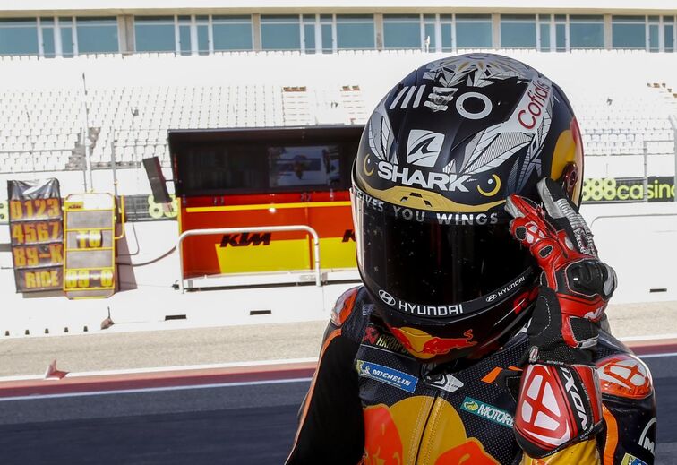 Marca visível no capacete de Miguel Oliveira 