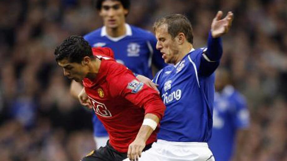 CR7 frente a Phil Neville em 2008