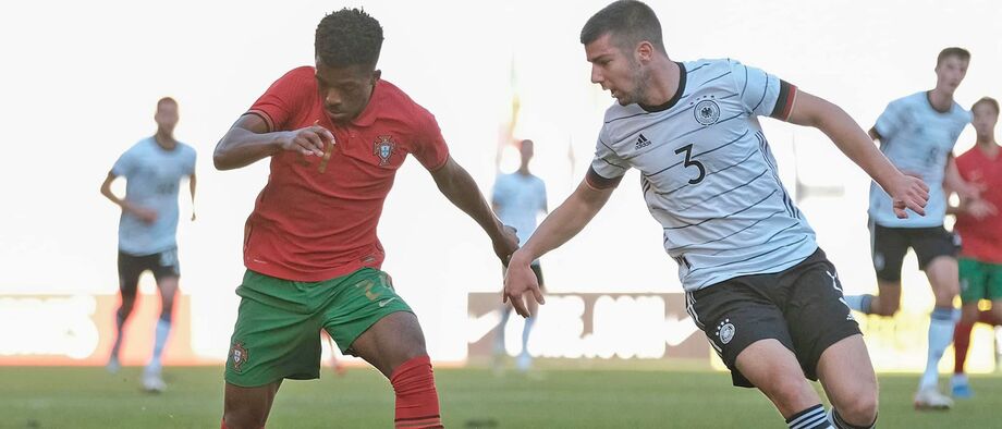Wanya Marçal (à esquerda) num jogo frente à Alemanha