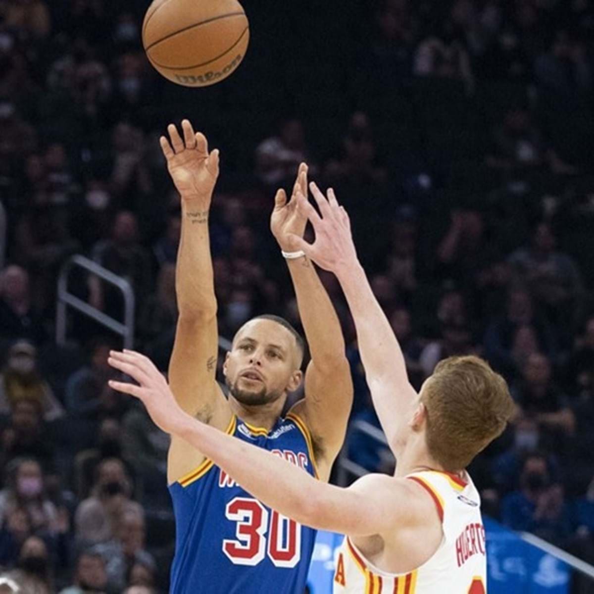 Curry faz 40 pontos e bate recorde de cestas de três na NBA