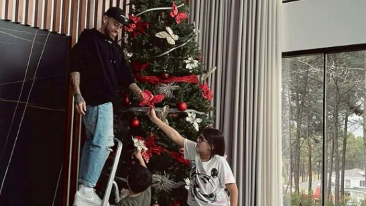 Árvore de Natal de Otamendi impressiona adeptos: «É maior do que a minha  casa» - Fotogalerias - Jornal Record