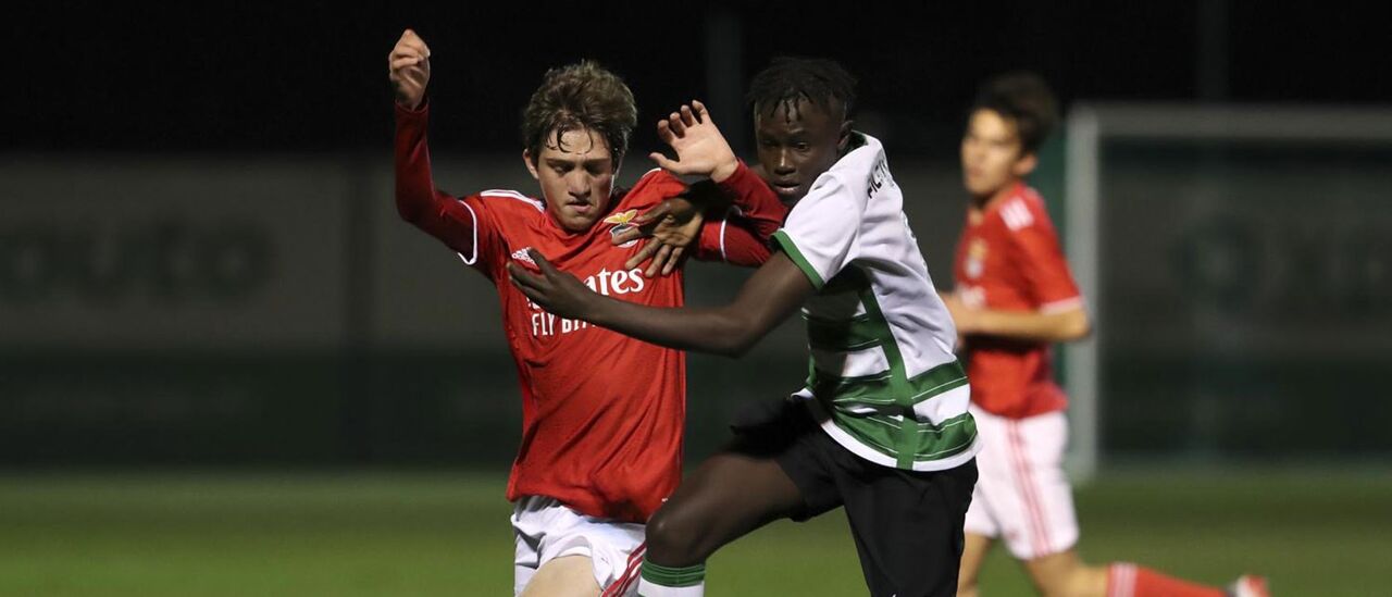 Iniciados de Benfica e Sporting num duelo aceso