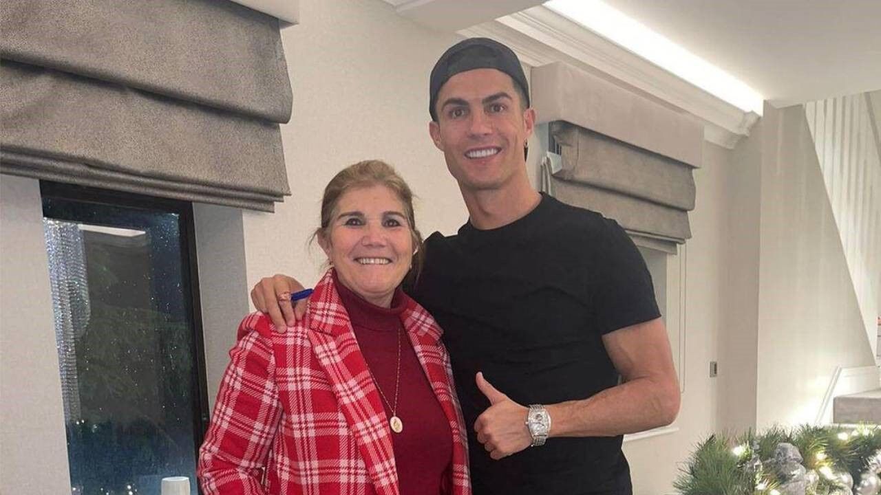 Cristiano Ronaldo dá os parabéns à mãe: «Uma guerreira que sempre me  ensinou a não desistir» - O diário de CR7 - Jornal Record