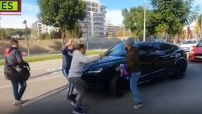 Adeptos param Umtiti à saída do treino e jogador pede 