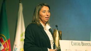 Árbitra homenageada por socorro a dois jovens