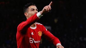 Evra atira-se a Carragher após comentários sobre Ronaldo: «Acordam e começam a falar dele...»