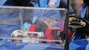 O momento em que Gavi teve de sair de maca no Barcelona-Betis