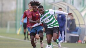 João Dju e Isnaba Mané em luta acesa pela bola