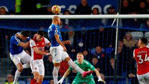 Demência como consequência dos cabeceamentos? Premier League prefere prevenir