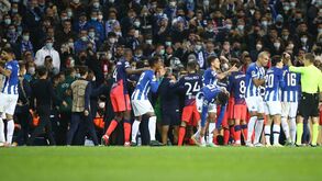 Três minutos a ferver no FC Porto-Atlético Madrid: duas expulsões e enorme confusão junto aos bancos