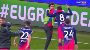 João Félix celebrou aos pulos com Griezmann no relvado do Dragão