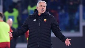 Mourinho sem mãos a medir entre casos de covid, lesões e suspensões: «É demais!» 