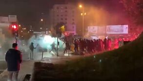 O caos junto ao Estádio da Luz: adeptos do Dínamo Kiev, do Benfica e a PSP envolvidos numa verdadeira batalha