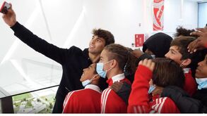 O jogo, as fotos e os reencontros: Benfica mostra como foi o regresso de João Félix ao Seixal