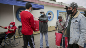 Equipa juvenil de futebol do Benfica oferece alimentos a associação de reformados