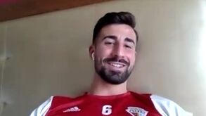 Gedson ensina a Fernando Santos coreografia do Besiktas e provoca momento hilariante