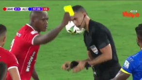 Insólito na Colômbia: árbitro 'perde' cartão e jogador mostra-o a... adversário