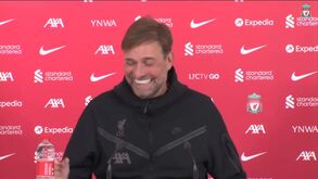 Klopp provoca risota na conferência: «Hoje não respondo a perguntas sobre o Gerrard»