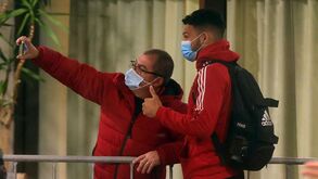 As imagens da chegada do Benfica a Famalicão: Ramos, André Almeida e João Mário posam com adepto