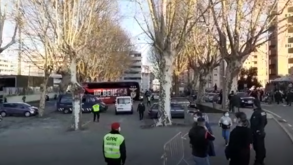 A chegada do autocarro do Benfica ao Estádio Municipal de Famalicão 