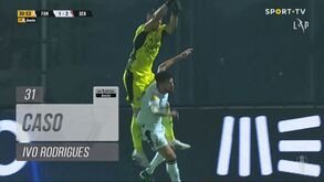 Pediu-se penálti em Famalicão neste lance entre Vlachodimos e Ivo Rodrigues