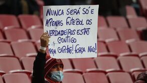 Otamendi na bancada recebe mensagem de apoio dos adeptos do Benfica