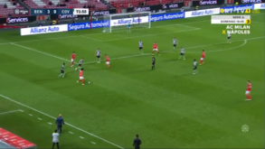 Darwin rematou de longe e Léo deu um 'frango': o golo que coloca o Benfica com um pé na 'final four'