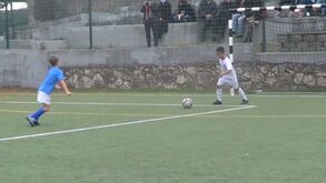 Afonso Tomaz, dos traquinas do AC Porto Salvo, mostra os seus dotes