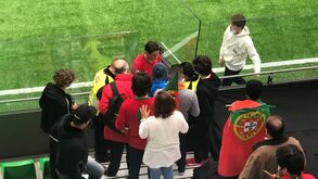 Selfies e autógrafos: Rui Costa bastante solicitado no final do jogo de lendas