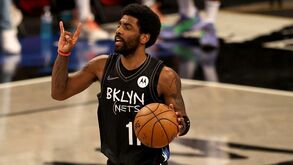'Antivacinas' Kyrie Irving voltou e um dia depois... entrou no protocolo anti-covid-19 da NBA