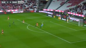 Rafa escapou à defesa do Marítimo e fez o quarto golo do Benfica com classe