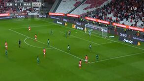 Centro de Rafa e Seferovic a fazer o sétimo golo do Benfica ao Marítimo