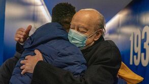 O forte abraço de Pinto da Costa a Zaidu após a goleada do FC Porto em Vizela