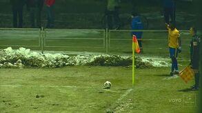 O erro incrível de um guarda-redes na Eslováquia que permite empate... no último minuto do jogo