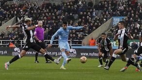 João Cancelo tirou dois do caminho e disparou uma 'bomba' para um golaço