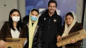 O momento em que Adrien Silva doa computadores a refugiadas afegãs