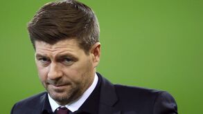 Steven Gerrard: «Um jogador não queria sair do carro porque pensou que estava infetado»