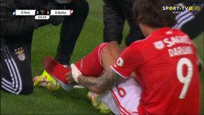 Pisão de Fábio Cardoso deixou pé de Darwin a sangrar