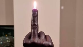Uma vela e um dedo que... diz tudo: a insólita mensagem de Natal de Ibrahimovic