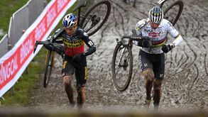 Van Aert mais forte no regresso de Van der Poel