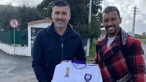 Nani visita Nelson Pereira e oferece-lhe uma camisola