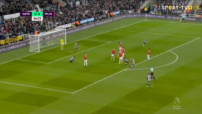 O golo acrobático de Saint-Maximin que surpreendeu o Man. United em Newcastle