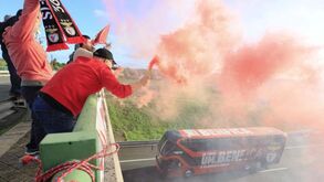 As imagens do apoio dos adeptos à equipa do Benfica na A1