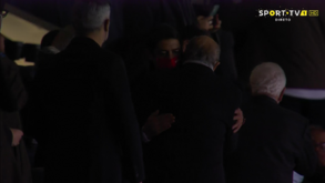 Rui Costa e Pinto da Costa abraçam-se antes do apito inicial do clássico