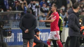 André Almeida viu o segundo amarelo e foi expulso neste lance com Otávio