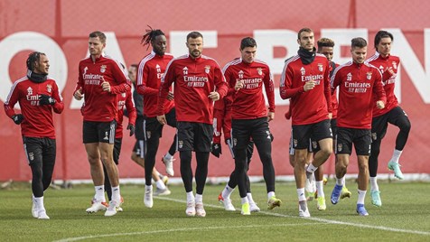 Benfica e outros três clubes portugueses têm jogadores diagnosticados com  Covid-19, futebol português