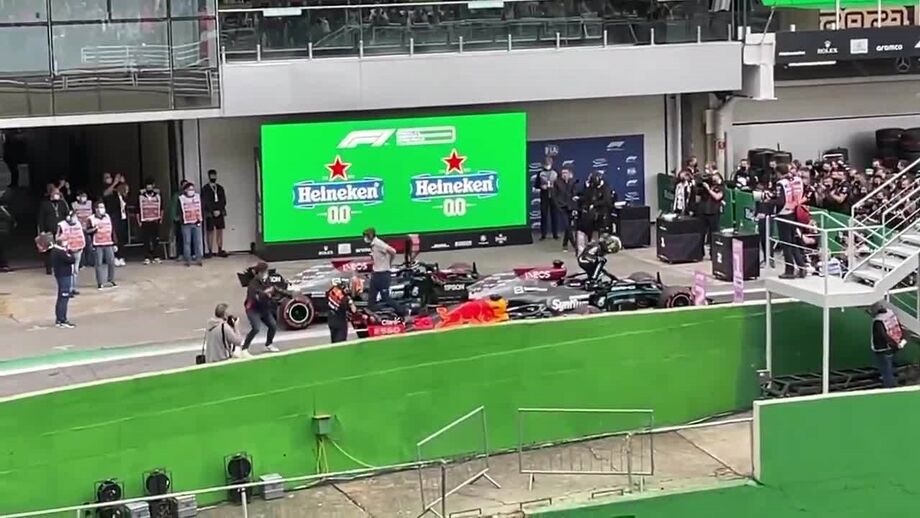 Piloto da Red Bull desconfiou de irregularidades na asa traseira do Mercedes do britânico